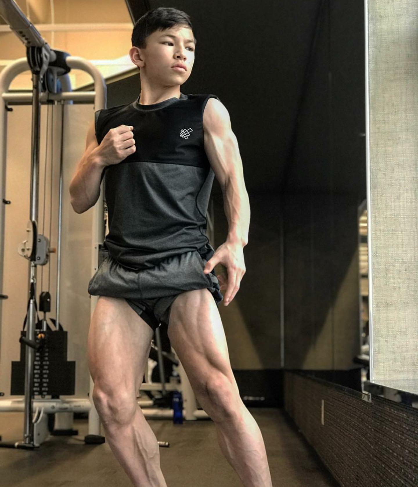 15岁肌肉少年练出健壮肌肉,15岁肌肉少年秀青筋肌肉