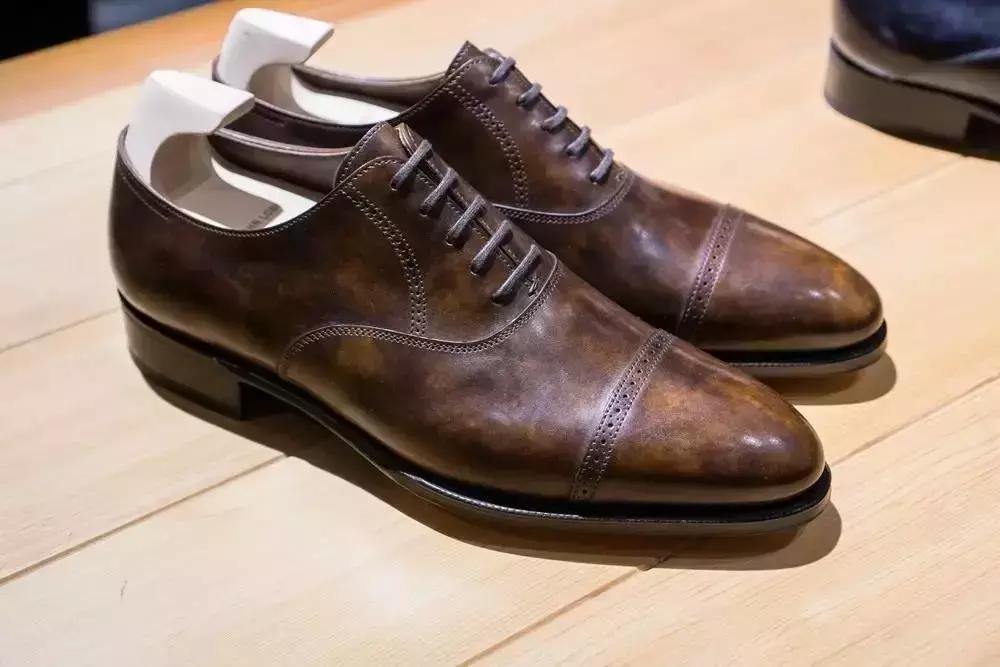 雨天皮鞋湿了怎么补救,皮鞋雨天进雨水后该怎么处理