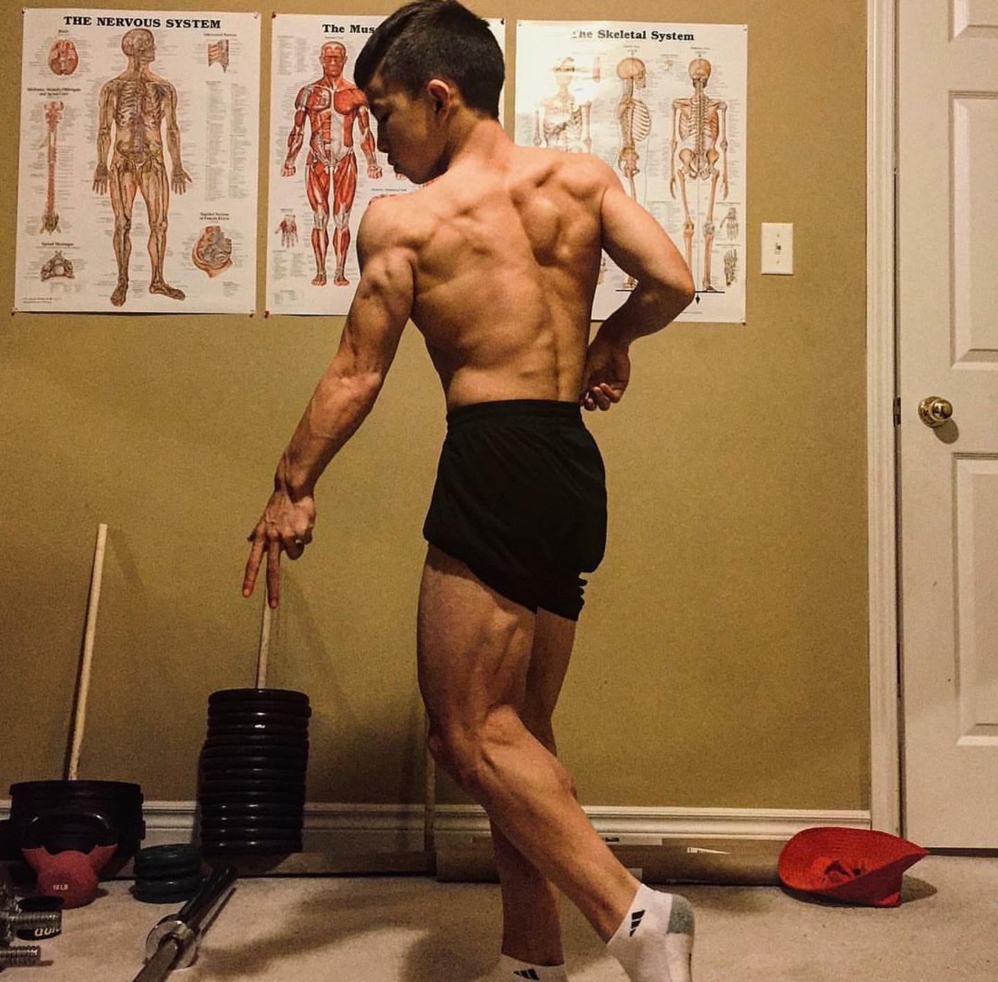 15岁肌肉少年练出健壮肌肉,15岁肌肉少年秀青筋肌肉