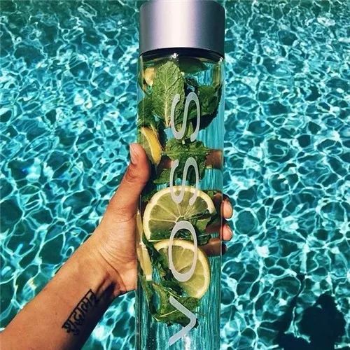 “100美元的矿泉水是什么味道？”“人民币的味道”