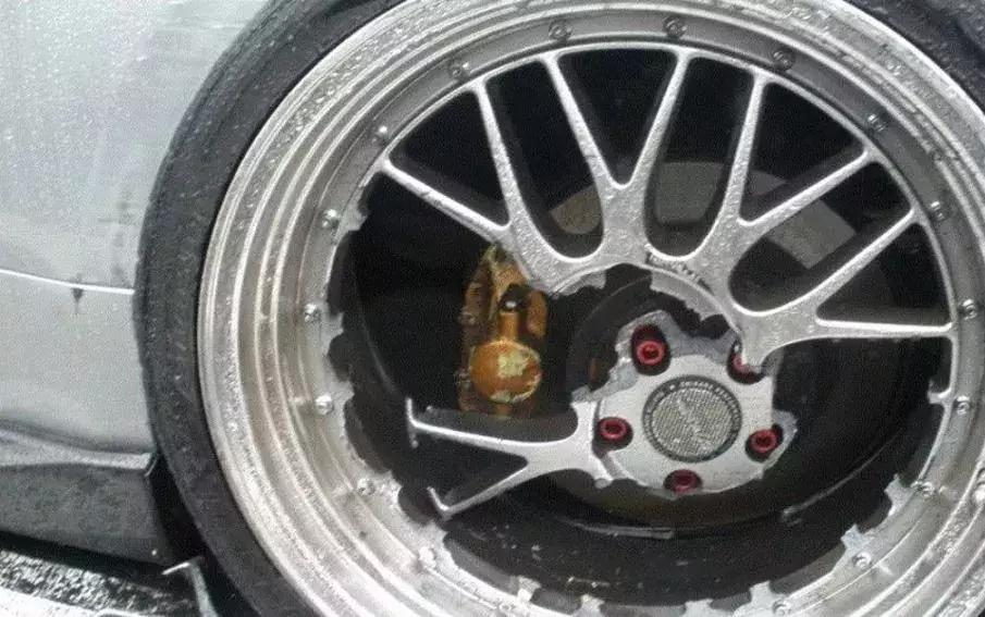 假轮毂和真轮毂对比,正品轮毂和国产轮毂