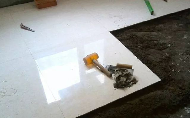 玻化砖防滑吗,地面瓷砖上铺瓷砖好不好