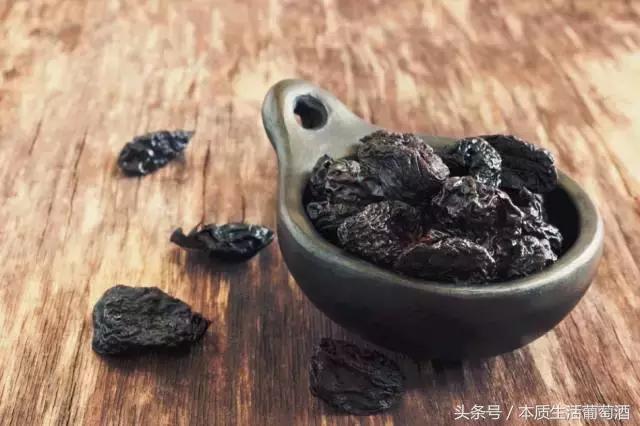 葡萄酒里面有哪些水果,喝葡萄酒前一定要知道的那些事