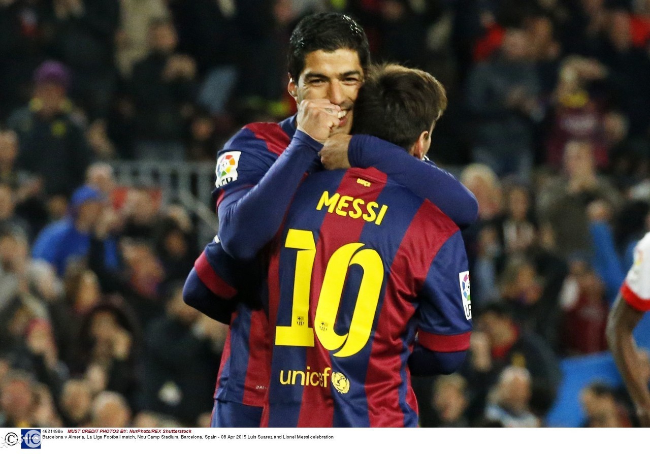 太狠了！巴萨大将撩阴腿至对手直接离场苏亚雷斯逃过吃牌！