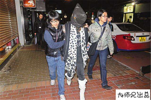 女孩把*品毒**藏到*处私**以为瞒天过海,想不到警察技高一筹