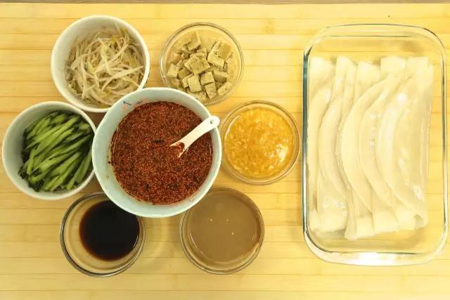 街头卖的凉皮好吗,路边摊你敢吃吗