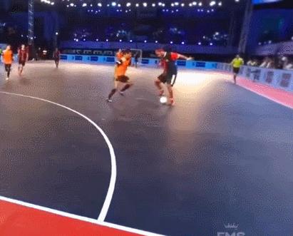 足球精灵小罗十佳球,小罗足球巅峰之战