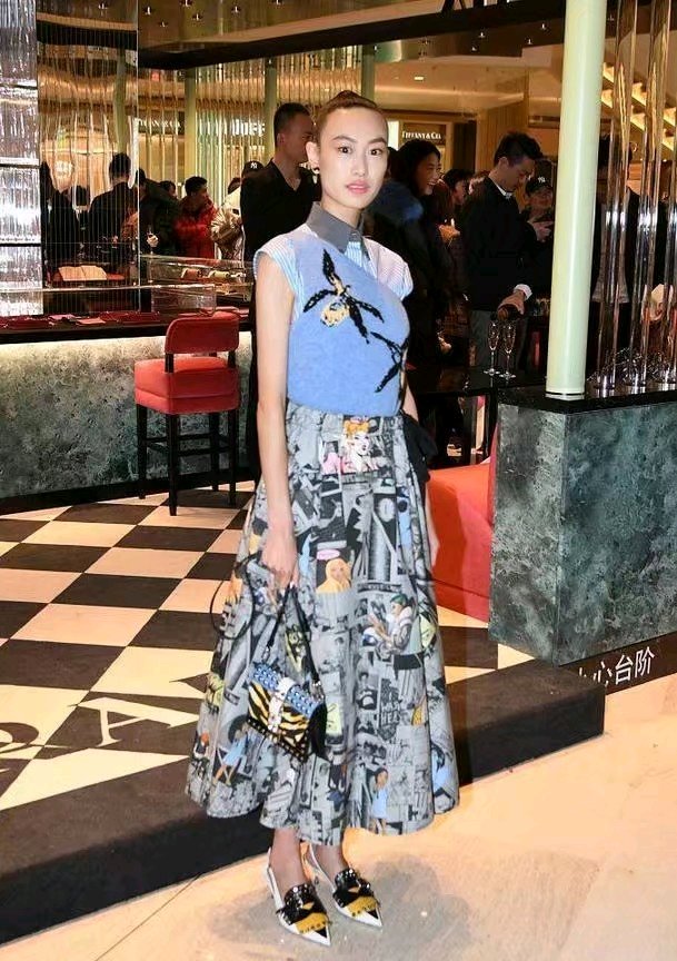 秦舒培米兰时装周,秦舒培亮相上海穿搭满分