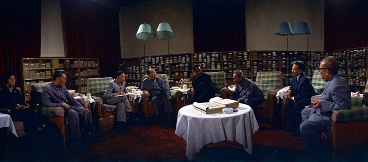 周恩来最后的日子与*小平邓**复出