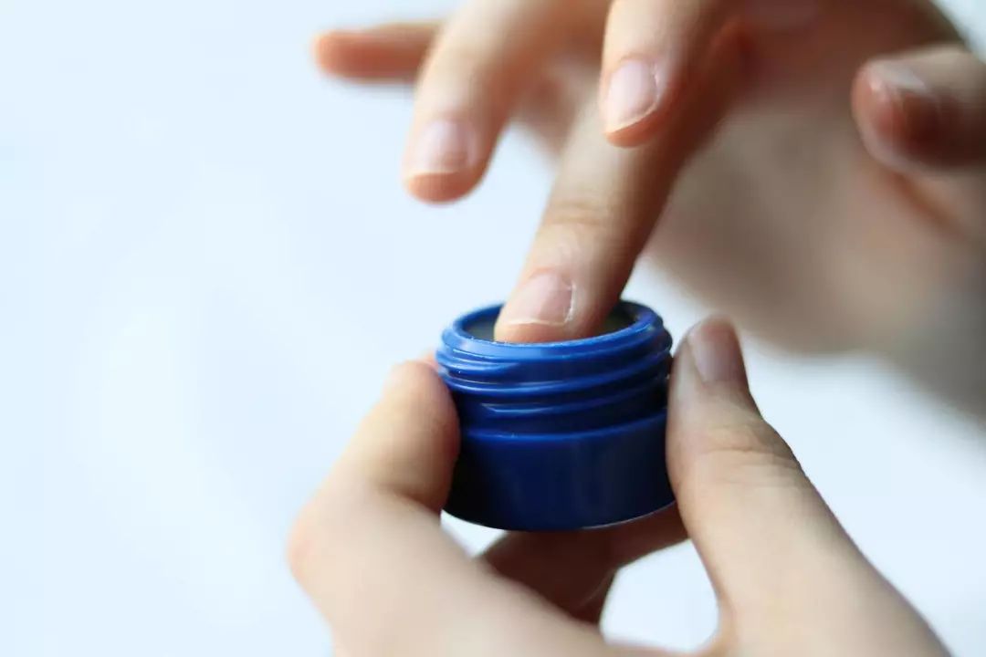 男士嘴唇干裂脱皮怎么回事,男士嘴唇干裂脱皮怎么办