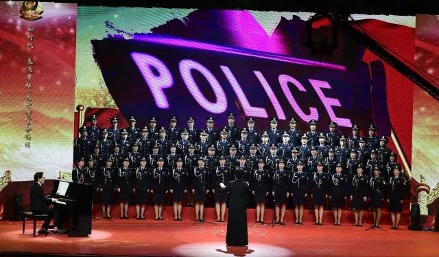 警察震撼人心的表演节目,慰问演出感动