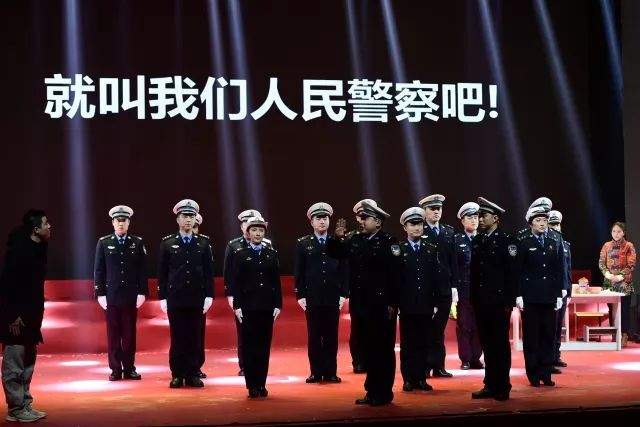 警察震撼人心的表演节目,慰问演出感动