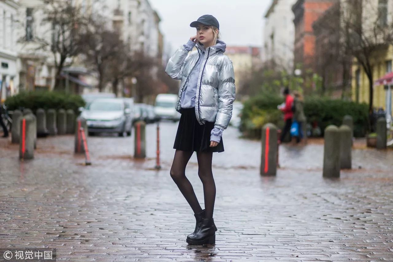 周冬雨古力娜扎同款穿搭,羽绒服凹造型