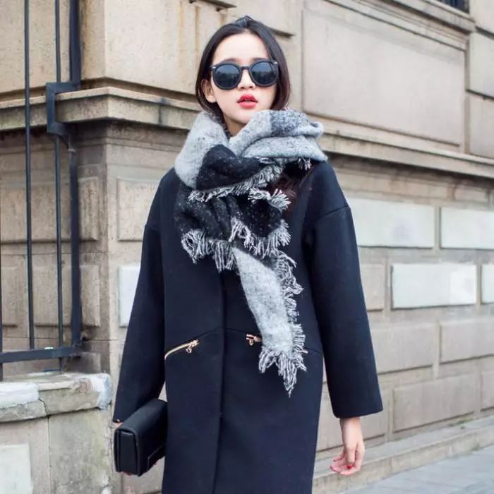 盘点一下今冬最in的围巾款式，轻松承包你冬季的所有时髦搭配