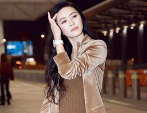 李小璐出席某活动捞金，撞衫43岁田海蓉丝绒西装，尴尬了 !