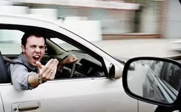 最讨厌的驾驶行为,盘点女生驾驶的奇葩行为