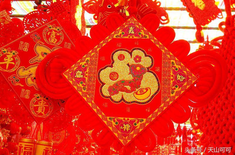 贴对联挂起红红火火的灯笼,红红火火过大年大红灯笼高高挂