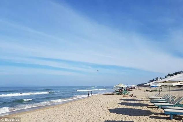 海边游泳后皮肤瘙痒刺痛,澳洲女子在海滩发现奇怪物体