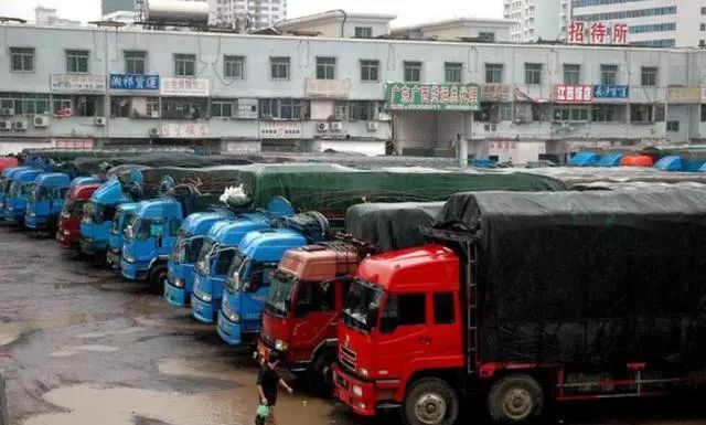 看了卡车司机都是如何省钱的！才知道养大车跑运输是多么的苦！