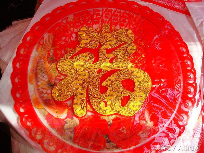 贴对联挂起红红火火的灯笼,红红火火过大年大红灯笼高高挂