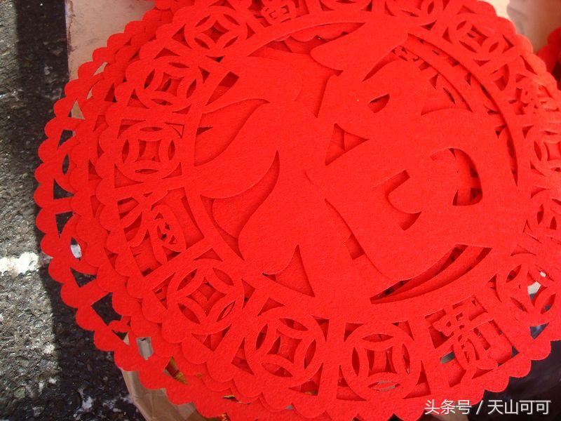 贴对联挂起红红火火的灯笼,红红火火过大年大红灯笼高高挂