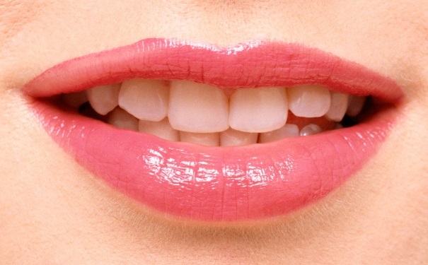 嘴唇一年四季都干裂起皮怎么办,嘴唇一年四季起皮干裂怎么解决好