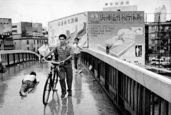 1957年的裸模与热吻！这个外国人在中国*拍偷**的老照片你一定没见过
