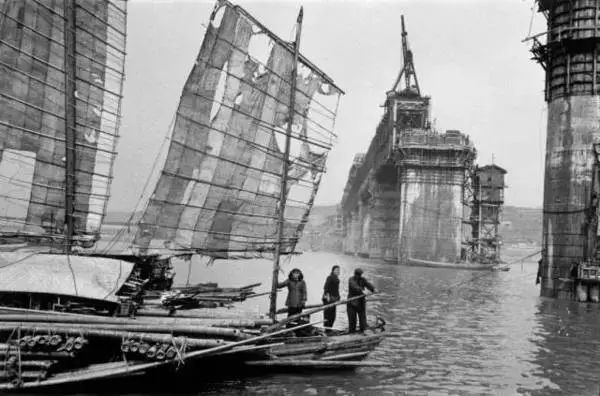 1957年的裸模与热吻！这个外国人在中国*拍偷**的老照片你一定没见过