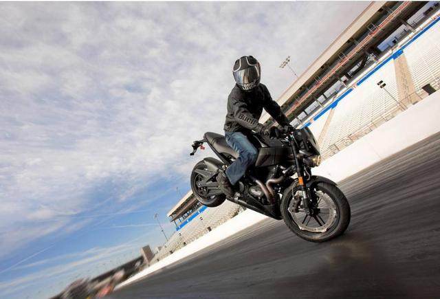 摩托车高速刹车一捏就吱吱响,摩托车高速刹车刹前刹还是后刹