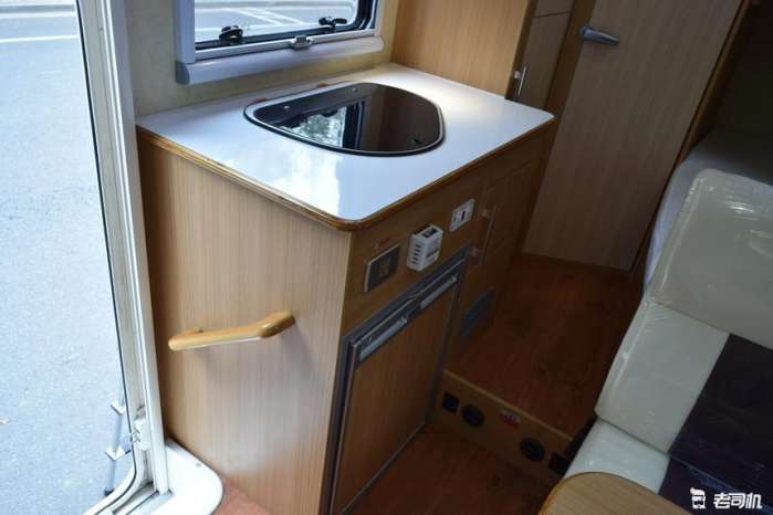 大通b型国产房车最新款,上汽大通maxusv80长轴中顶房车