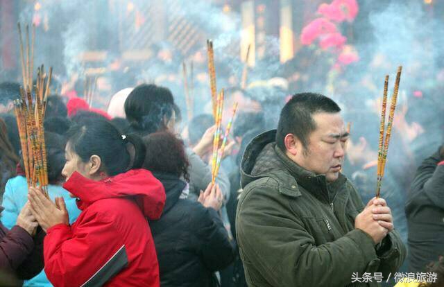 大年初一九华山祈福，香客人山人海，有人除夕夜不远千里赶来