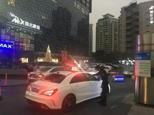 老司机在抢车位,车位免费停车攻略