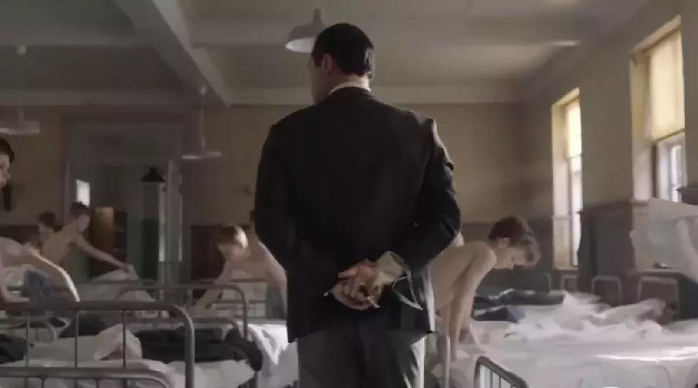 站在悬崖上的每个人，都以为自己只有一种选择