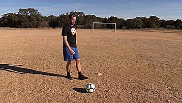 足球初学者教学接球,足球踢球正确姿势教学