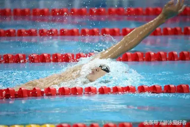 仰泳鼻子爱呛水,仰泳什么时候吸气最好而且不呛水