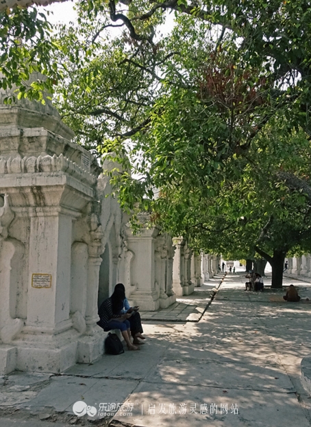 万千佛塔卧夕烟，十里浮屠一望间