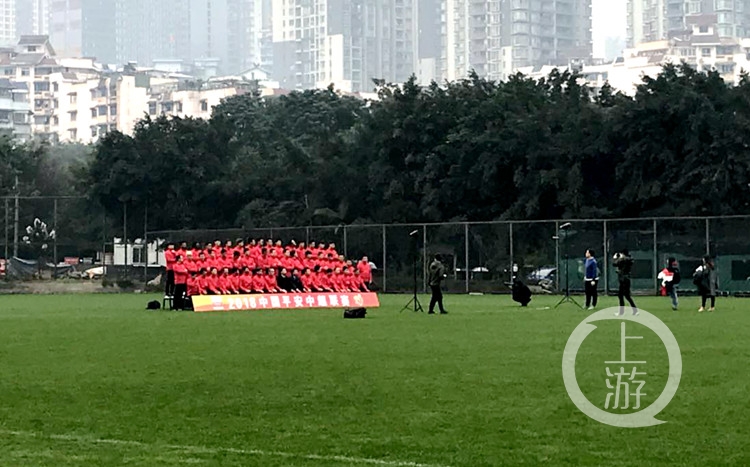 不光要摄影还得给模特摆pose,重庆斯威球员定妆照