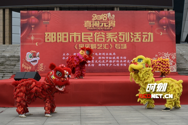 吃元宵猜灯谜社区居民载歌载舞,晃元宵猜灯谜家门口感受元宵味