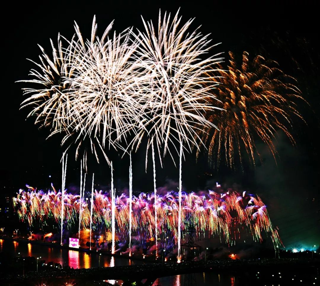 美爆了广州小蛮腰夜景,美爆了的紫色烟花