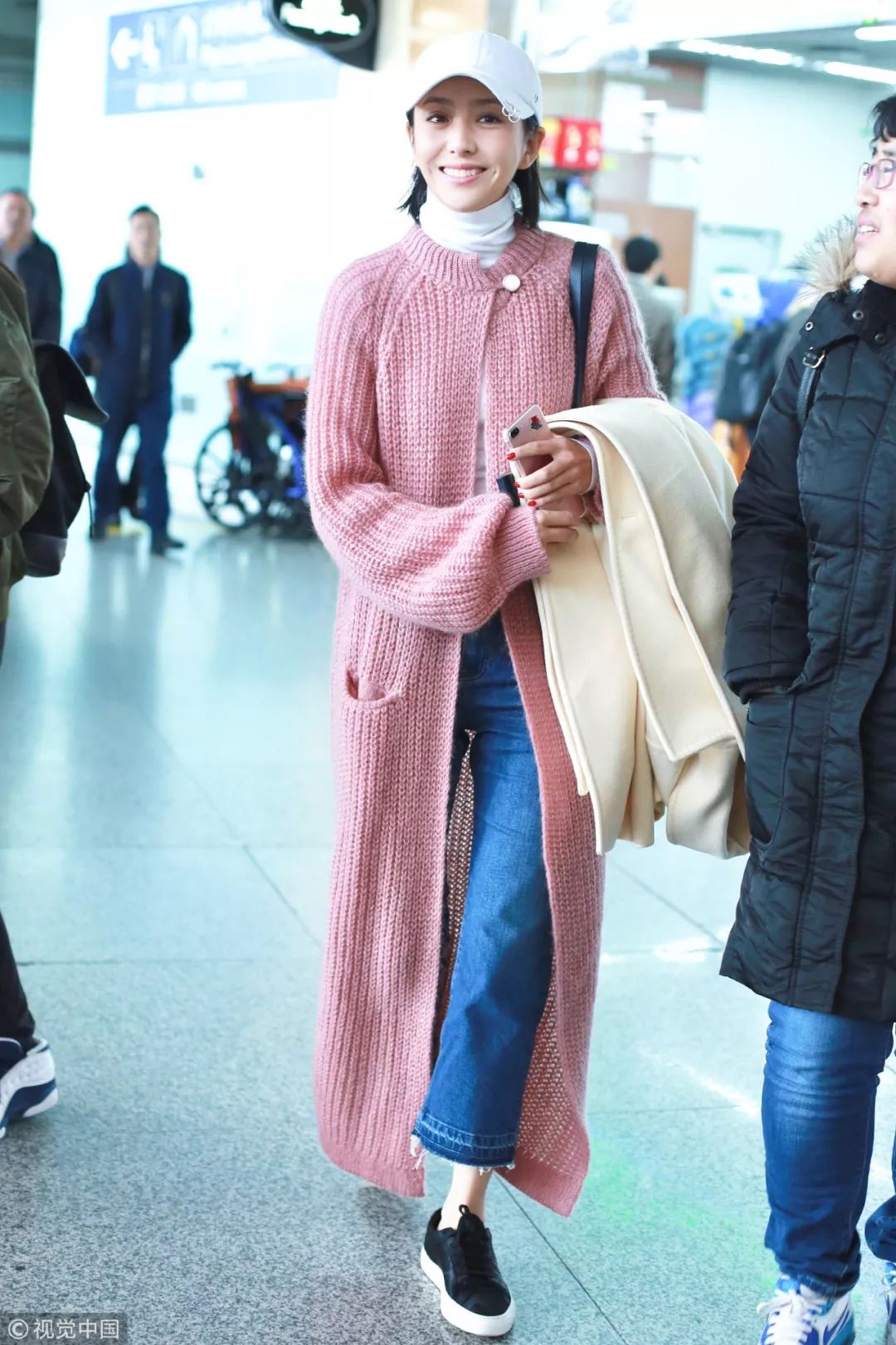 迪丽热巴宋茜西装look,热巴穿搭日常黑色棒球帽