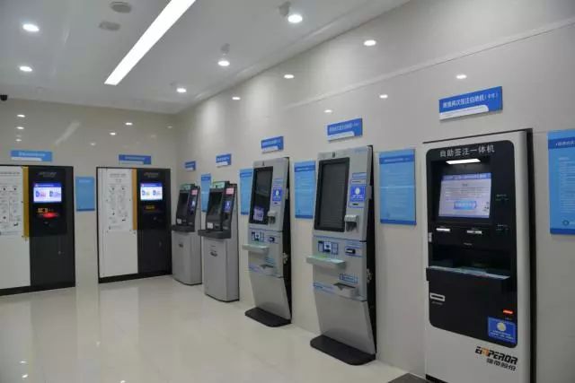 出入境窗口办证持续高峰,公安出入境办证大厅