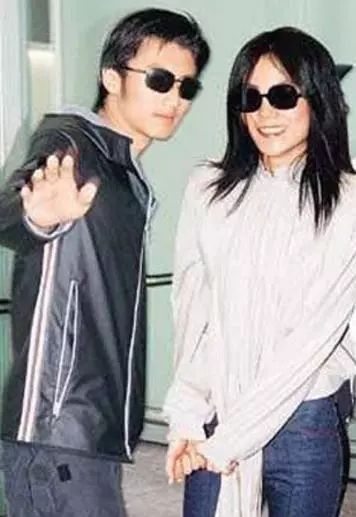 王菲谢霆锋同台集合,王菲谢霆锋甜蜜现场