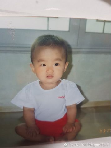 「神探苍扒瓜」LCK榜首KZ战队晒出小花生童年萌照，粉丝：吃可爱长大的吧？