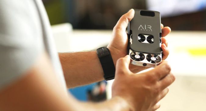 藏在手机壳里放口袋就能带走，这么小的黑科技无人机还是第一次见