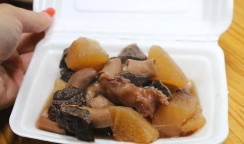 一碗牛杂能在夜市立足几十年,牛杂记忆深处的味道