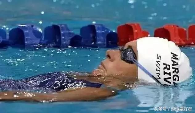 仰泳鼻子爱呛水,仰泳什么时候吸气最好而且不呛水