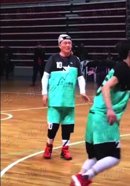 赵本山打篮球完整版,赵本山现身篮球赛