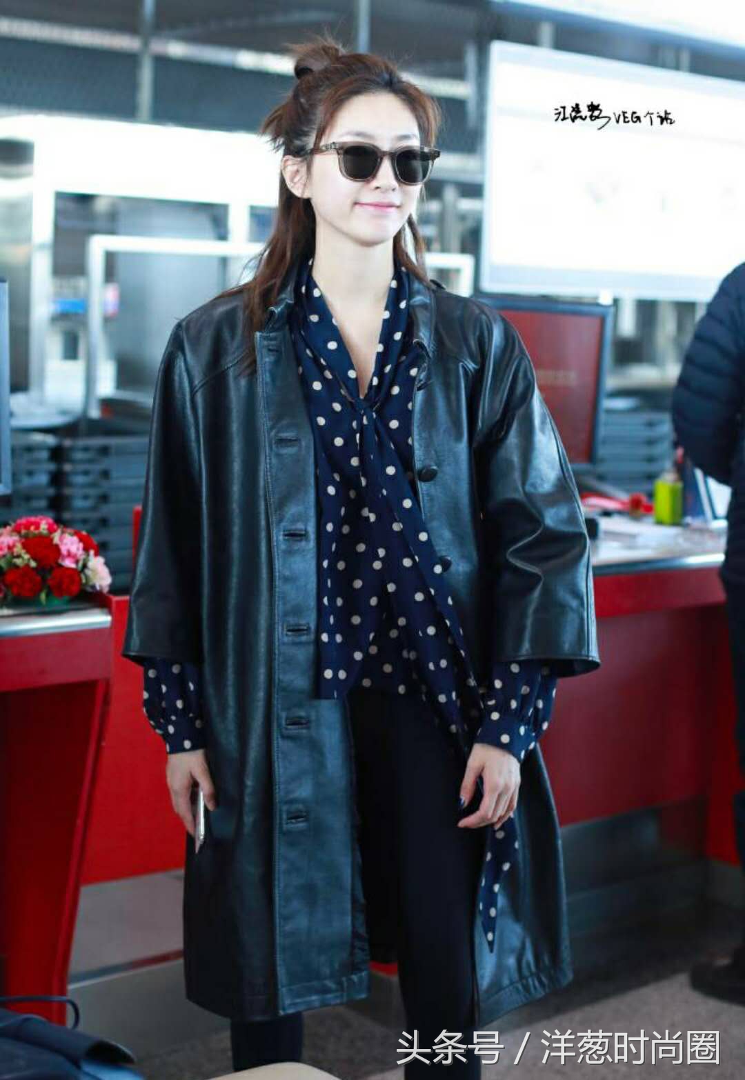 江疏影穿上小黑裙真的是气质十足,江疏影黑色皮衣