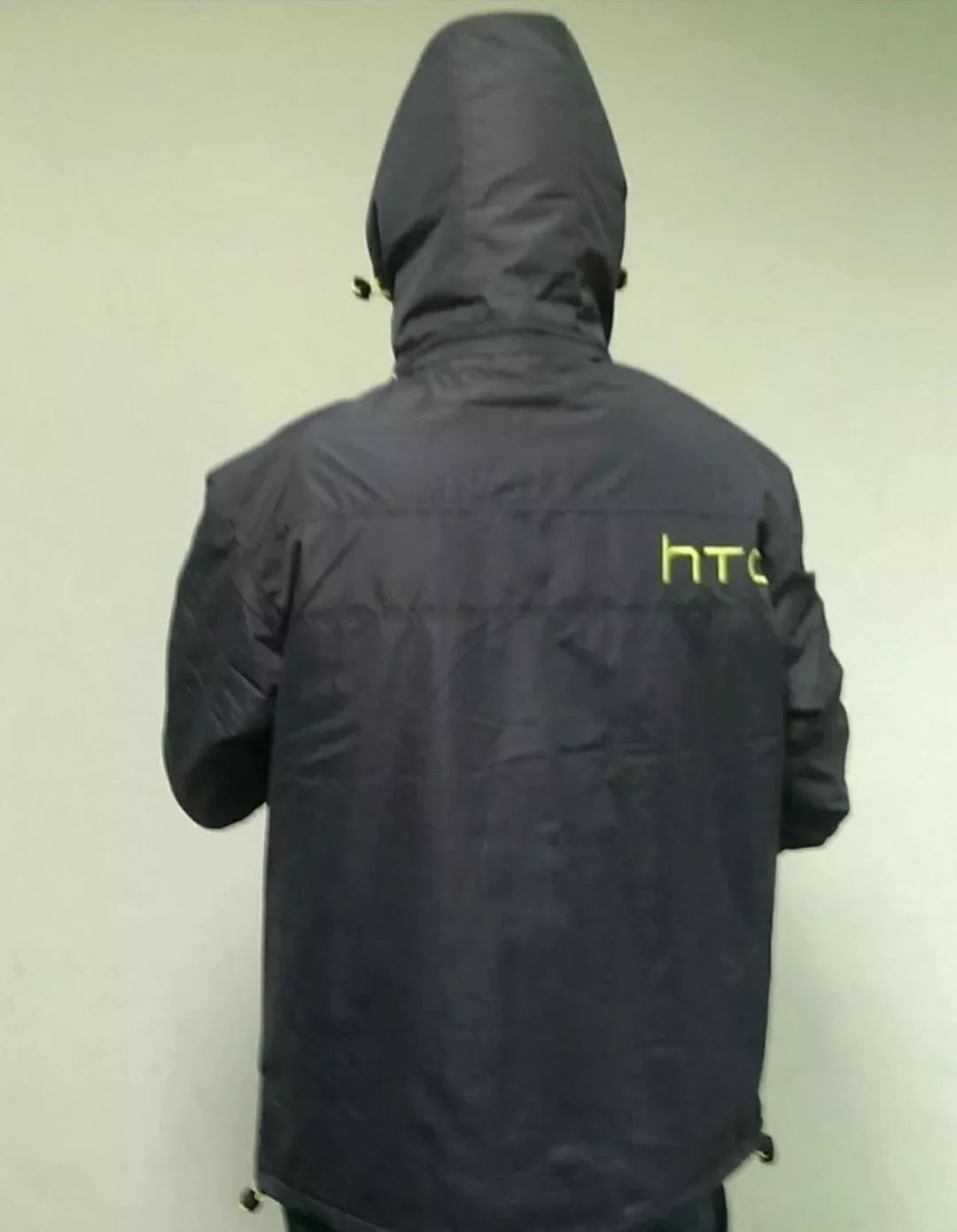 尴尬了！大妈问：外套是哪一家公司的制服？「极度干燥」突然爆红