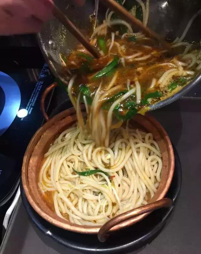 姑父的早餐店仅依赖这八款秘制米线配方，日接待量高达800人次